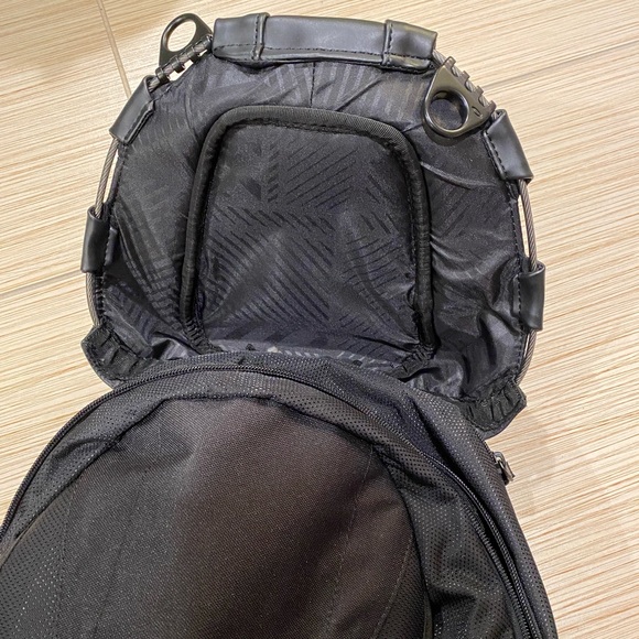 🆕 Oakley Bathroom Sink Backpack Y2K - Picture 3 of 16